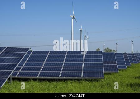 Windturbinen, Solarpaneele und Stromleitungen in Deutschland Stockfoto