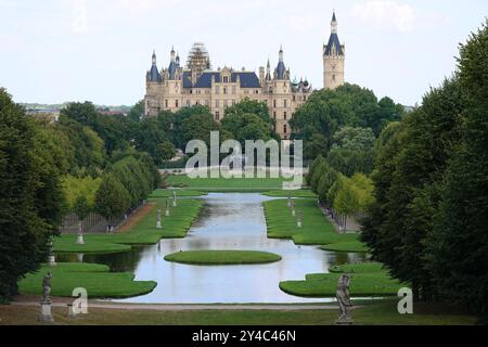 Malerischer Blick auf das historische deutsche Schloss Schweriner mit grünem Barockgarten. Berühmtes Reiseziel in Europa. Stockfoto