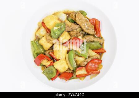 Süß-saures Rindfleisch mit Ananas, Paprika und Zwiebeln Stockfoto