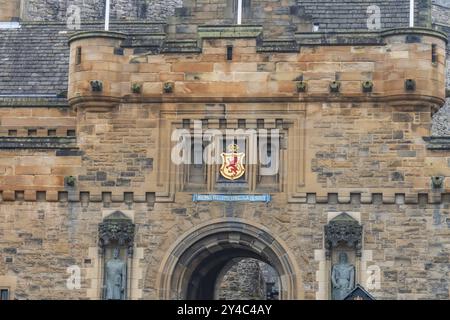 Das detaillierte Burgtor mit dem königlichen Wappen eines mittelalterlichen Gebäudes in edinburgh, schottland, Großbritannien Stockfoto