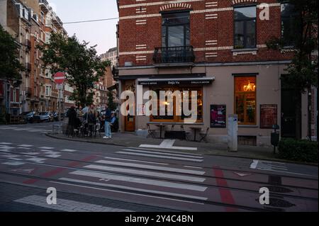 Etterbeek, Brüssel, Belgien, 14. September 2024 - Leute im Café Déjà vu am Samstagabend Stockfoto