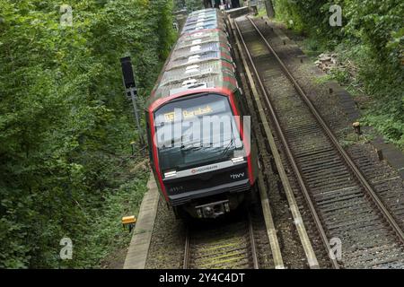 U-Bahn, Hamburger Verkehrsverbund HVV, Nahverkehr, Verkehrskurve, Bahnstrecke auf dem Land mit Zug Richtung B Stockfoto