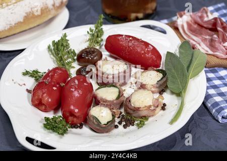 Confit San Marzano Tomaten mit Jakobsmuschelsaltimbocca Stockfoto