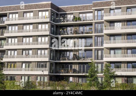 Moderner Apartmentblock mit großen Balkonen in Berlin, Deutschland, Europa Stockfoto