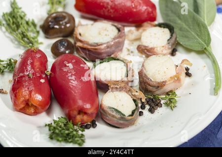 Confit San Marzano Tomaten mit Jakobsmuschelsaltimbocca Stockfoto