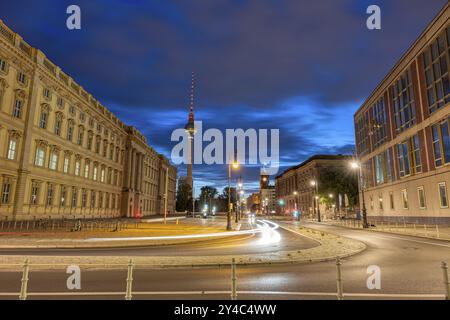 Das wunderschöne wiederaufgebaute Stadtschloss und der berühmte Fernsehturm in Berlin bei Sonnenaufgang Stockfoto