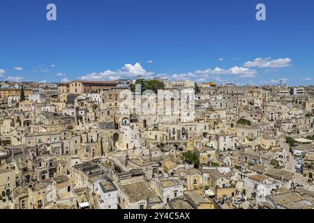 Blick auf den Sasso Barisano von der Piazza Duomo im historischen Zentrum von Matera in Basilicata in Süditalien Stockfoto