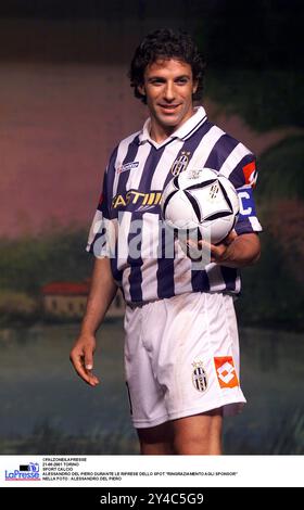 Torino, Italien. August 2001. © FALZONE/LAPRESSE 2-08-2001 TURIN SPORT CALCIO ALESSANDRO DEL PIERO DURANTE LE RIPRESE DELLO SPOT 'RINGRAZIAMENTO AGLI SPONSOR' NELLA FOTO: ALESSANDRO DEL PIERO CREDIT: LAPRESSE/ALAMY LIVE NEWS Stockfoto