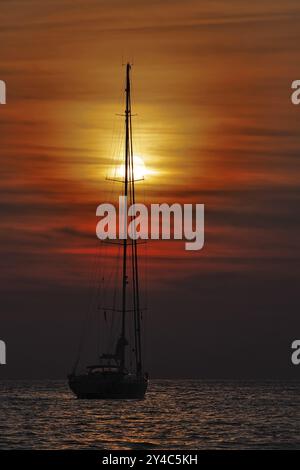 Segelyacht bei Sonnenuntergang, Golf von Porto, Korsika Stockfoto