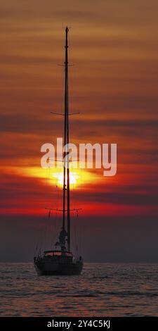 Segelyacht bei Sonnenuntergang, Golf von Porto, Korsika Stockfoto