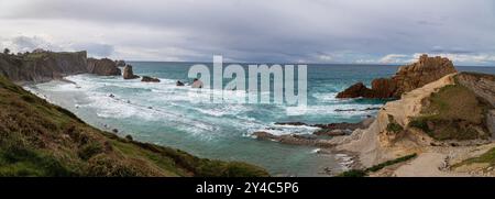 Panoramablick auf die Costa Quebrada in Liencres, Kantabrien Stockfoto