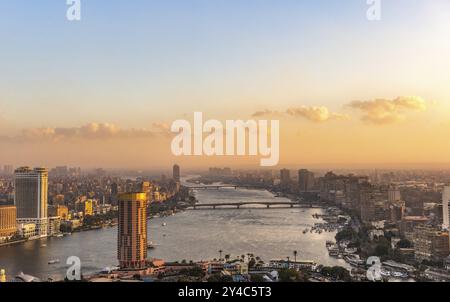 Wolkenkratzer am Nil in Kairo bei Sonnenuntergang, Ägypten, Afrika Stockfoto