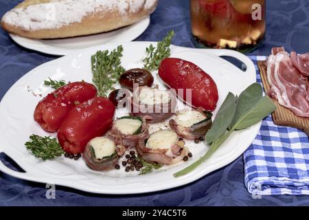 Confit San Marzano Tomaten mit Jakobsmuschelsaltimbocca Stockfoto