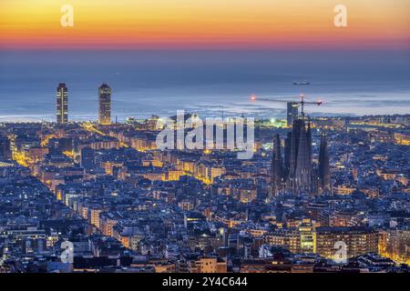 Die Skyline von Barcelona mit der berühmten Sagrada Familia vor Sonnenaufgang Stockfoto