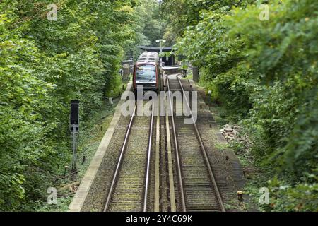 U-Bahn, Hamburger Verkehrsverbund HVV, Nahverkehr, Verkehrskurve, Bahnstrecke auf dem Land mit Zug Richtung B Stockfoto