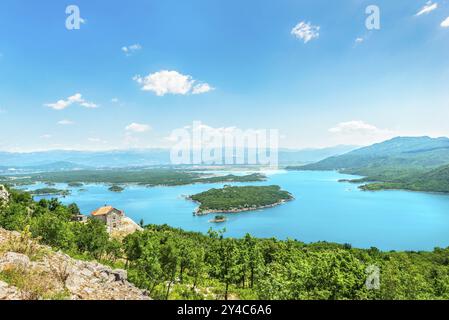 Slano-See in Montenegro am sonnigen Sommertag, Blick von oben Stockfoto