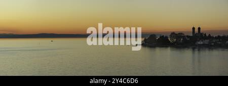 Panorama, Sonnenuntergang am Bodensee bei Friedrichshafen Stockfoto
