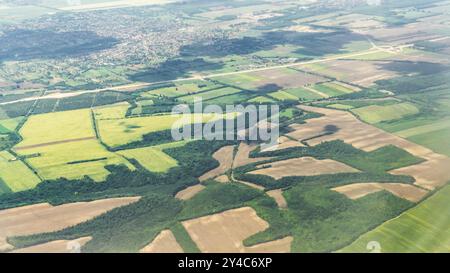 Felder und Wiesen, Blick aus dem Flugzeugfenster Stockfoto