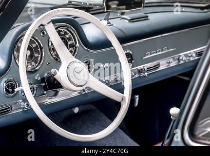 Mercedes Benz 300 SL Gullwing, Baujahr 1955, 2996 ccm, 215 ps, 250 km/h, Nahaufnahme des Armaturenbretts mit Lenkrad Stockfoto