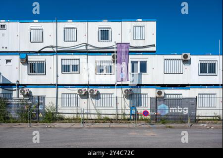 Laeken, Brüssel, Belgien 15. September 2024 - Container auf einer Baustelle des Unternehmens MBG Stockfoto