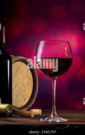 Rotwein und Holzfass auf ein Burgunder bokeh Hintergrund Stockfoto