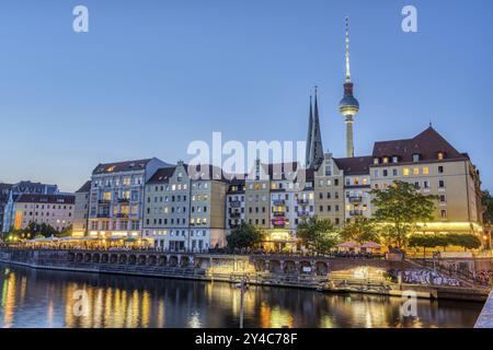 Das Nikolai-Viertel, die Spree und der Fernsehturm in Berlin nach Sonnenuntergang Stockfoto