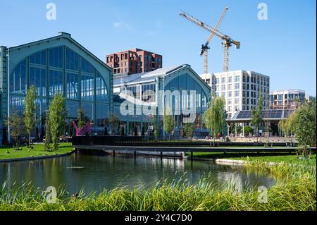 Laeken, Brüssel, Belgien 15. September 2024 - Brunnen und Fußgängerbrücke am Ort der Tour und Taxis Stockfoto