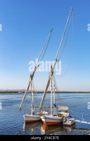Zwei vertäute Segelboote auf dem Nil in Luxor, Ägypten, Afrika Stockfoto