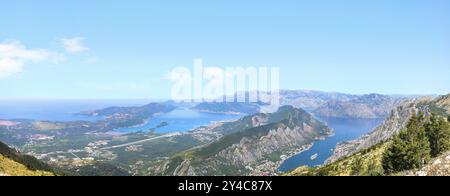 Panoramablick auf die Bucht von Kotor und den Flughafen in den Bergen von Montenegro Stockfoto