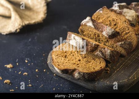 Geschnittenes Roggenbrot auf einem hölzernen Schneidebrett Stockfoto