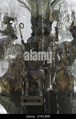 Brunnen des Bildhauers Maximilian Ruess in der Ehrenklasse von Schloss Zeil im Allgäu. Der Brunnen zeigt die Geschichte des Hauses Waldbu Stockfoto