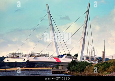 Glasgow, Schottland, Großbritannien. September 2024. Die zweite neue Brücke nach Partick Fußgänger ist die Renfrew Bridge – die erste Straßenbrücke über den Fluss Clyde, die Ende des Jahres eröffnet werden soll, wurde heute geschlossen, da die Arbeiten an den neuen Straßen, die zu ihr führen, fortgesetzt werden. Credit Gerard Ferry /Alamy Live News Stockfoto