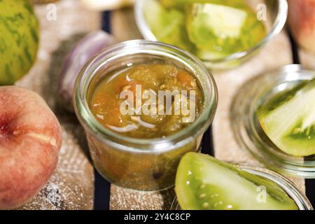 Chutney mit Grüne Zebra Tomaten und Pfirsichen Stockfoto