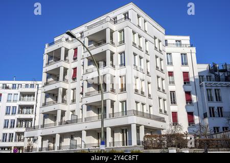 Weiße moderne Apartmentblöcke in Prenzlauer Berg, Berlin, Deutschland, Europa Stockfoto