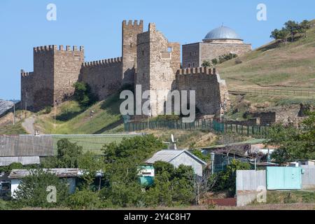 Blick auf die Türme der alten genuesischen Festung an einem sonnigen Maitag. Sudak, Krim Stockfoto