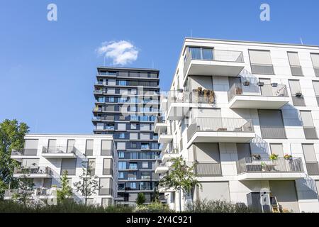 Moderne schwarz-weiße Wohnblocks in Berlin, Deutschland, Europa Stockfoto