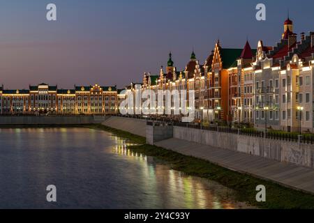 YOSCHKAR-OLA, RUSSLAND - 31. AUGUST 2024: Abend auf dem Brügge-Damm Stockfoto