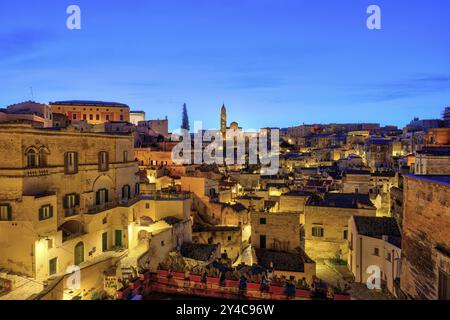 Die Altstadt von Matera in Süditalien vor Sonnenaufgang Stockfoto