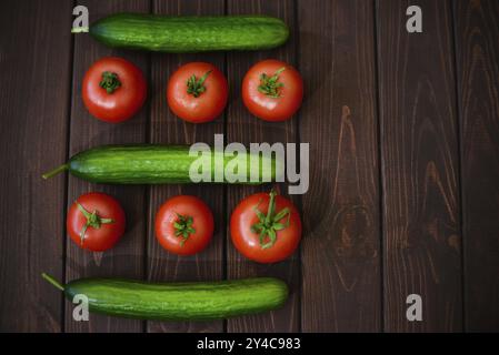 Tomaten und Gurken, das beste traditionelle Gemüse mit niedrigem Kaloriengehalt für die Leichtigkeit und Gesundheit Ihres Organismus Stockfoto