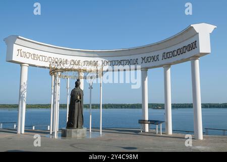 MARIINSKY POSAD, RUSSLAND - 03. SEPTEMBER 2024: Denkmal für die russische Kaiserin Maria Alexandrowna an einem sonnigen Septembermorgen Stockfoto