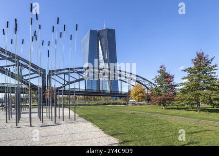 Europäische Zentralbank mit der Deutschherrnbrücke und herbstlichen Bäumen im Hafenpark Frankfurt am Main Stockfoto