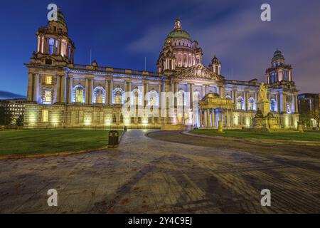 Das wunderschöne Rathaus von Belfast, beleuchtet in der Abenddämmerung Stockfoto