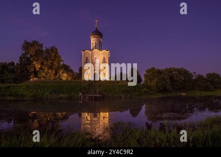 Die mittelalterliche Fürbitte-Kirche auf dem Nerl an einem späten Septemberabend. Bogolyubovo. Region Wladimir, Russland Stockfoto