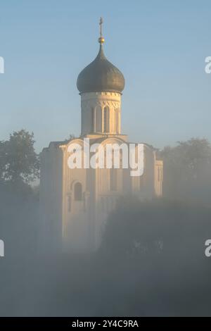 Die mittelalterliche Fürbitte-Kirche auf dem Nerl im Morgennebel an einem Septembermorgen. Bogolyubovo, der Goldene Ring Russlands Stockfoto