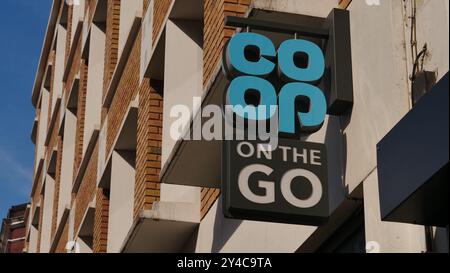 Co-OP-Ladenbeschilderung in der Cowcross Street, Farringdon, London. Stockfoto