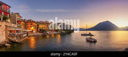 Panoramablick auf Varenna, eine kleine italienische Stadt am Comer See bei Sonnenuntergang Stockfoto