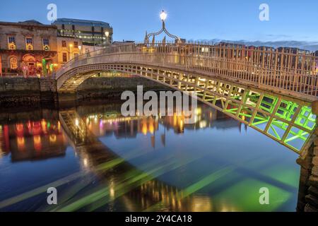 Die berühmte Ha'Penny Bridge in Dublin, Irland, in der Abenddämmerung, Europa Stockfoto