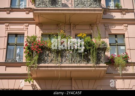 Grüner Balkon, Altbau, Kopischstraße, Kreuzberg, Berlin, Deutschland *** Grüner Balkon, altes Gebäude, Kopischstraße, Kreuzberg, Berlin, Deutschland Stockfoto