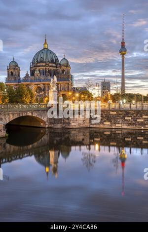 Der Berliner Dom mit dem berühmten Fernsehturm vor Sonnenaufgang Stockfoto