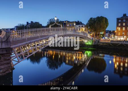 Die berühmte Ha'Penny Bridge in Dublin, Irland, in der Abenddämmerung, Europa Stockfoto